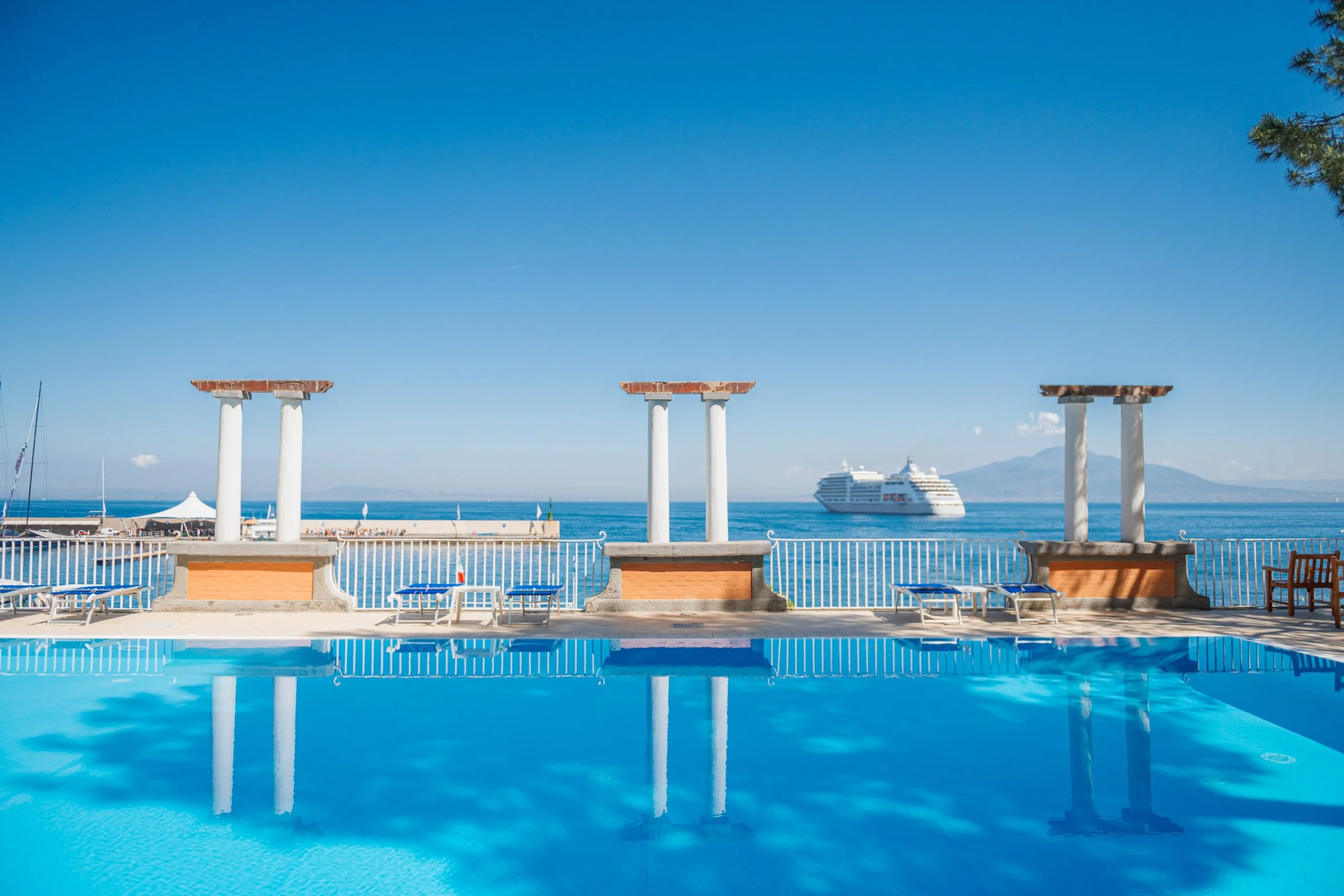 Piscina sul mare a Sorrento: relax tra sole e panorama
