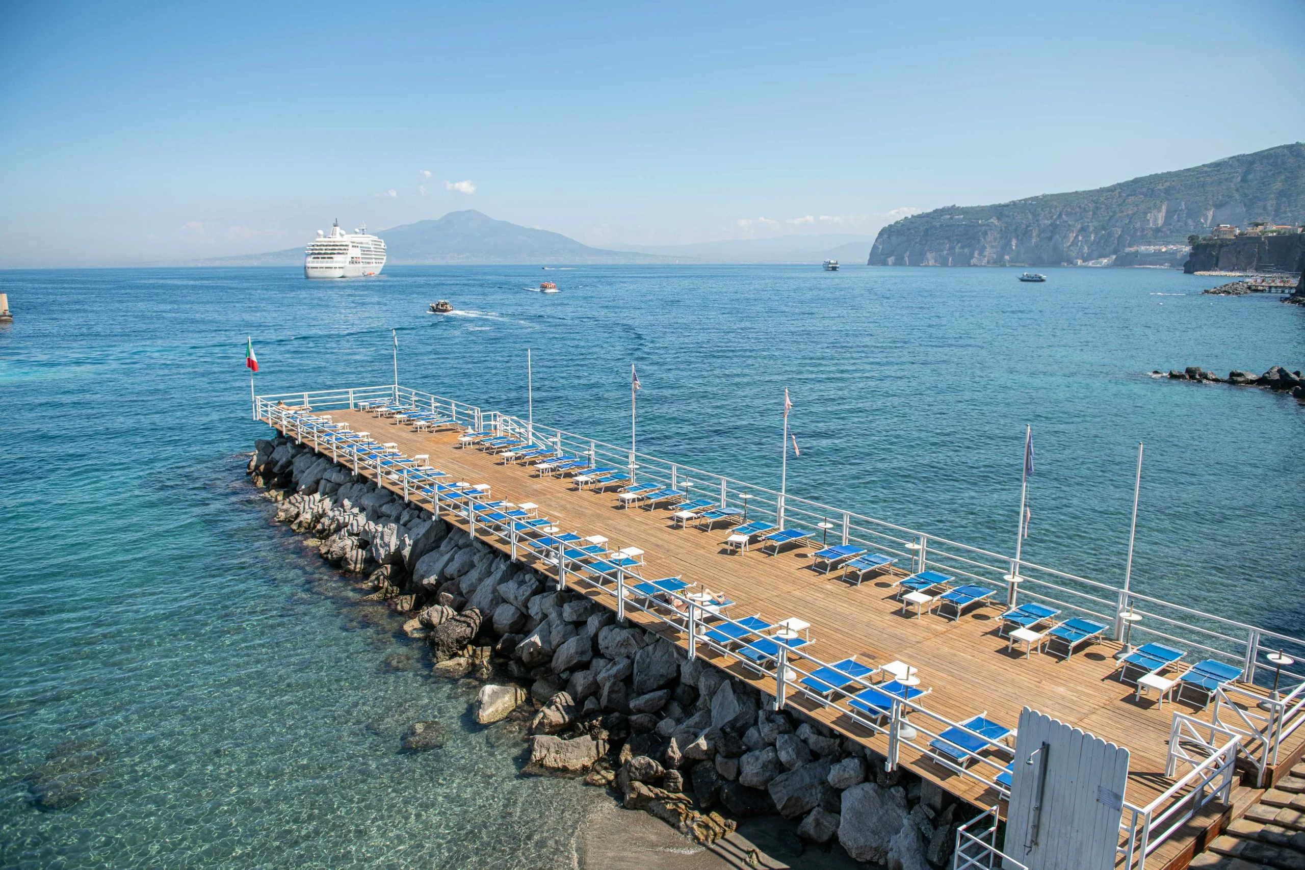 Beach Club in Sorrento: private sea and Vesuvius view